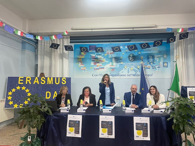 Crotone - Erasmus Day all’Ic Papanice Alfieri, una scuola aperta all'Europa -