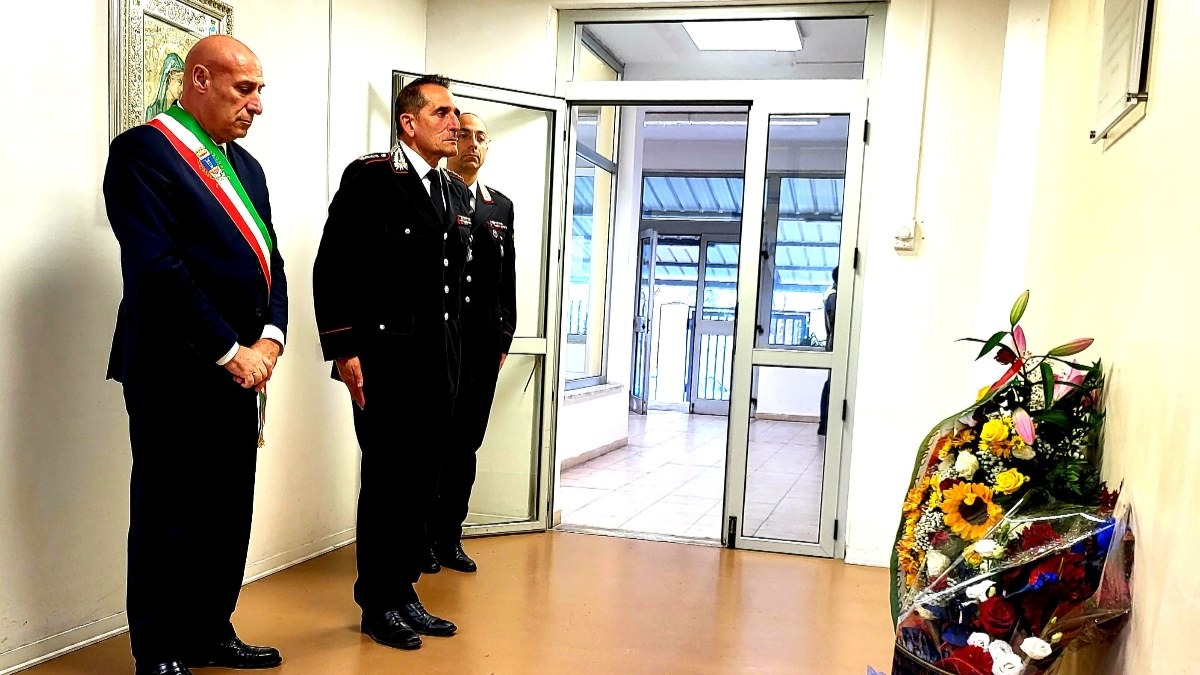 Crotone - Il sindaco rende omaggio ai carabinieri caduti -