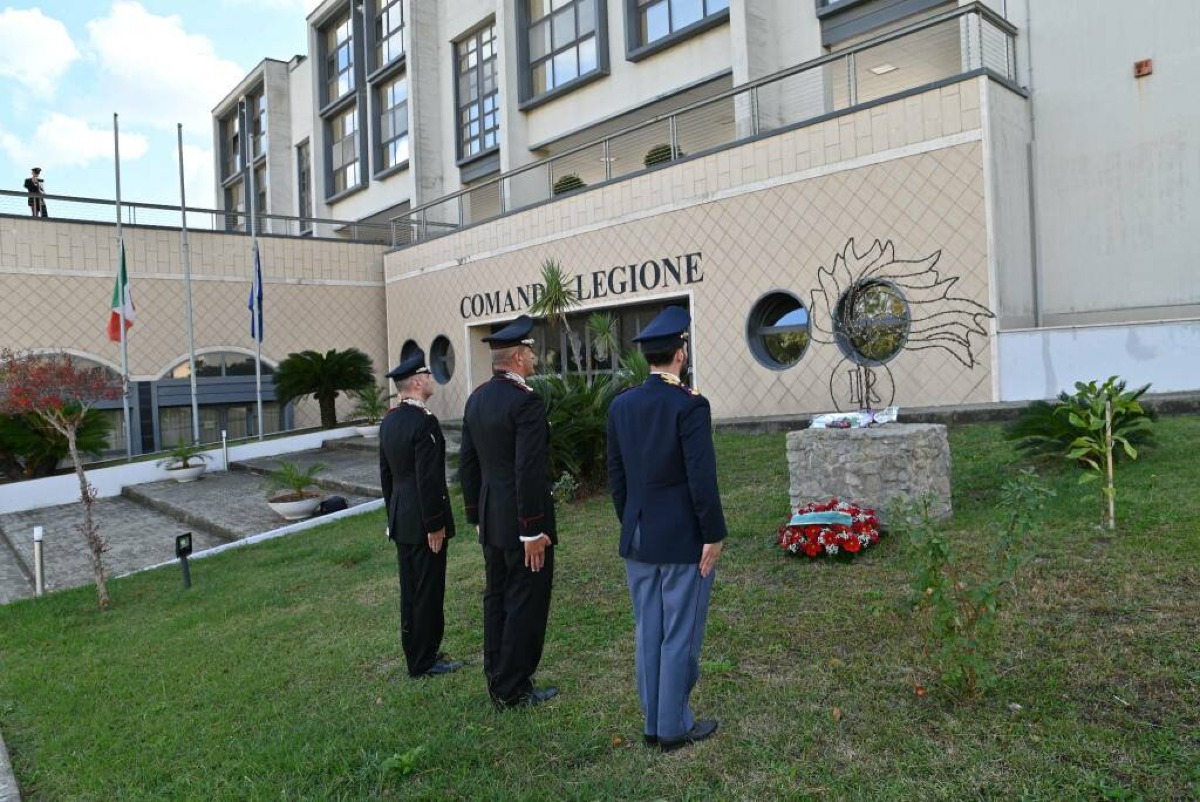 Catanzaro e Lamezia rendono omaggio ai Carabinieri caduti: forze dell’ordine unite nel lutto -
