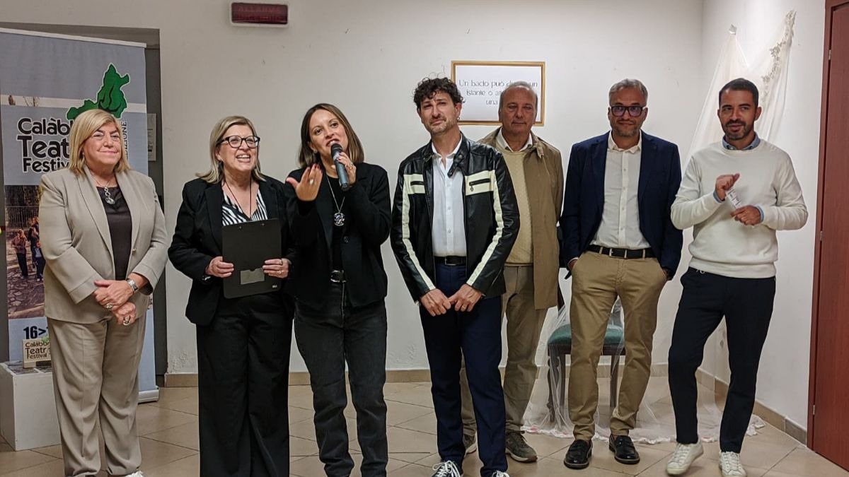Riccardo Cristiano riceve il Premio Frontiere Aperte 2025 al Calàbbria Teatro Festival -