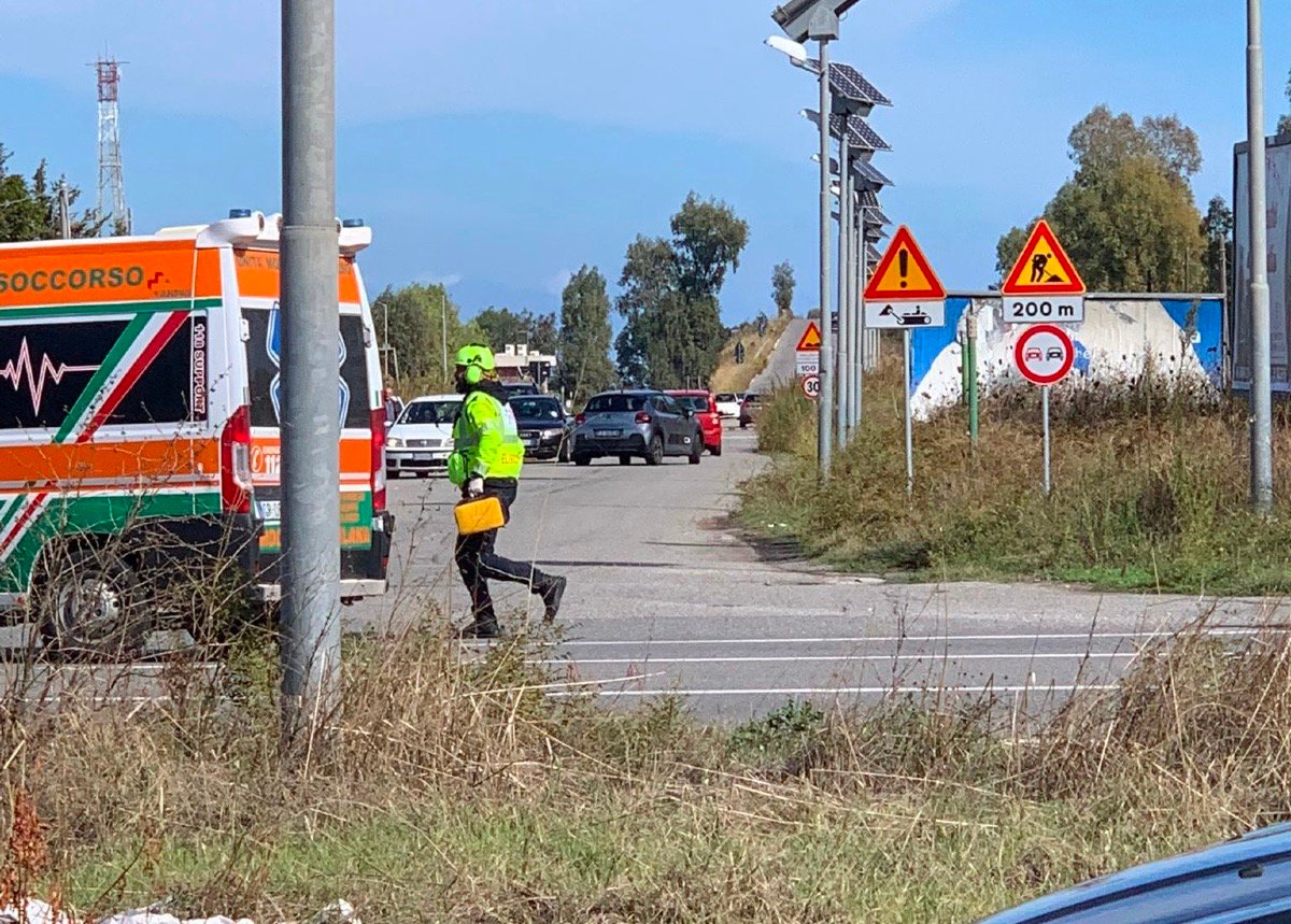 Incidente a Crotone all'incrocio UniEuro: coinvolto un motociclista, interviene l’elisoccorso -