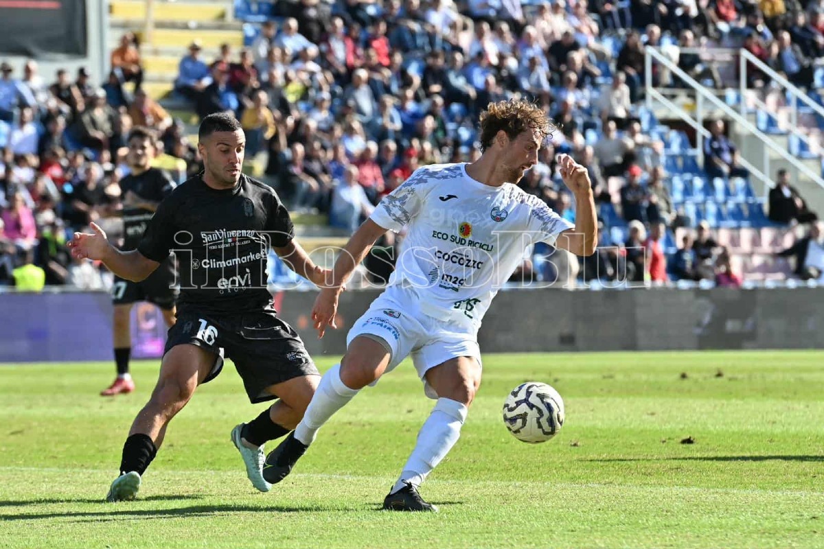 #CrotoneMonopoli 0-1 | Passo falso rossoblù: arriva la terza sconfitta all'Ezio Scida - 