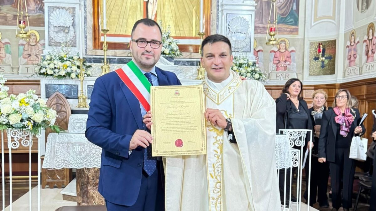 Petilia Policastro festeggia il primo sacerdote della frazione Pagliarelle: don Angelo Garofalo ordinato a Cutro - 