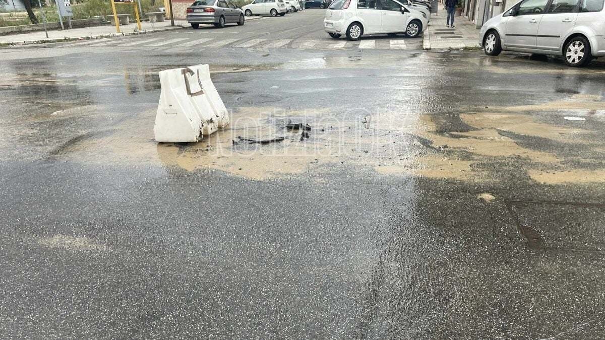 Crotone, copiosa perdita d’acqua in via XXV Aprile - 