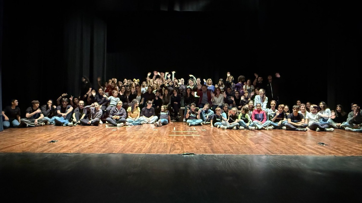 Ottantasei voci sullo stesso palco: la Scuola di Teatro “Enzo Corea” celebra quarant’anni di arte e comunità -