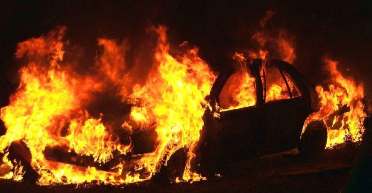 Spezzano Albanese, notte di fuoco e paura: due auto distrutte nell’ennesimo episodio criminale -
