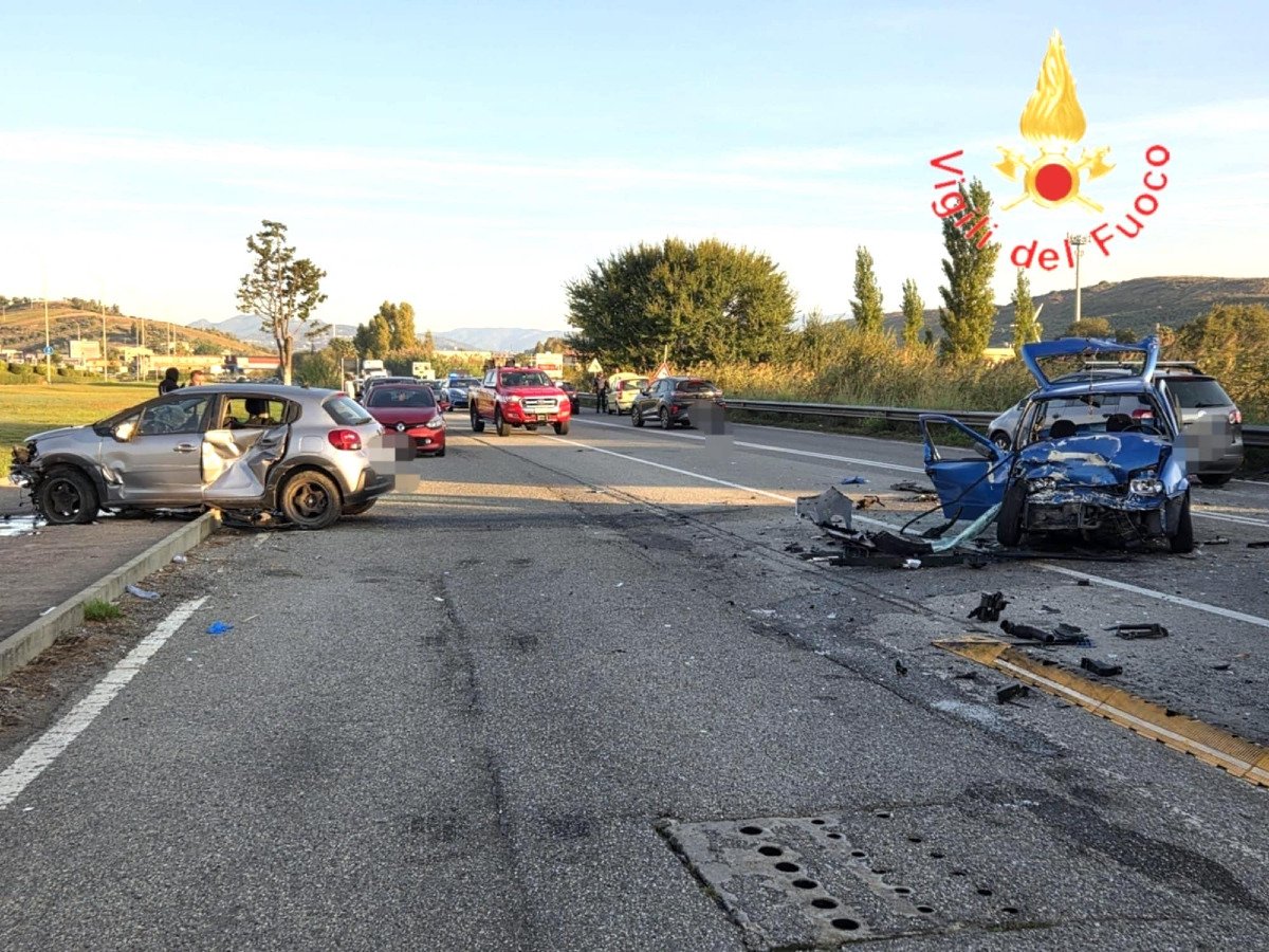 Incidente nei pressi del centro Centro commerciale di Catanzaro, tre auto coinvolte -