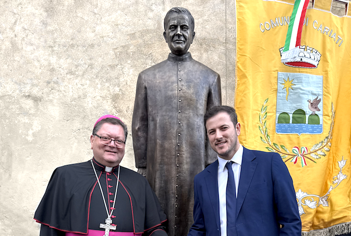 Inaugurato a Cariati il monumento dedicato a Mons. Alessandro Vitetti -
