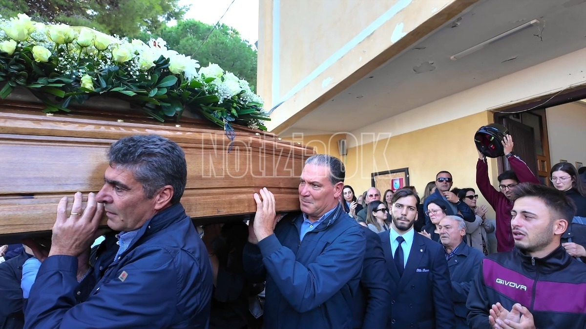 (VIDEO) Crotone in lacrime per Giovanni Grande: “Nel cuore di una mamma un figlio non muore mai” - 