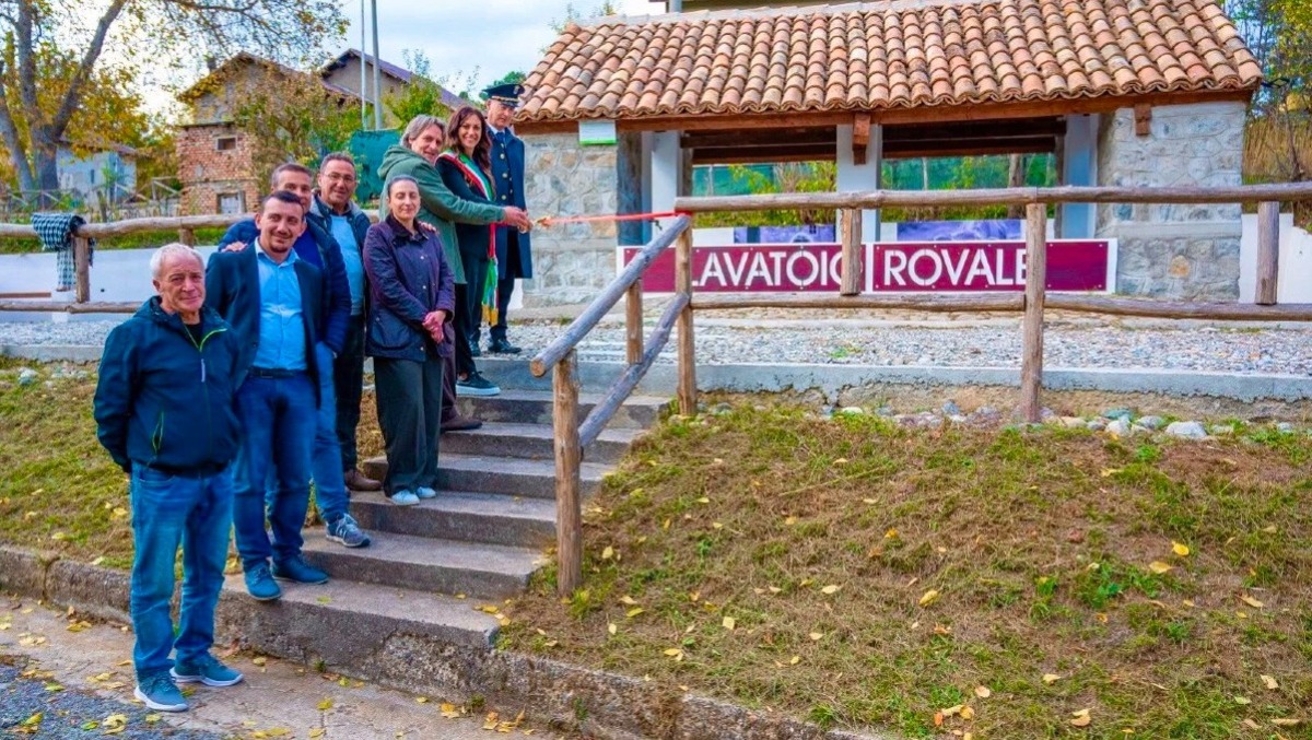 San Giovanni in Fiore, il sindaco Succurro inaugura il lavatoio-abbeveratoio di Rovale -