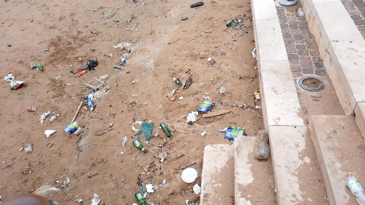Crotone - Rifiuti al posto degli ombrelloni, così si deturpa la spiaggia -