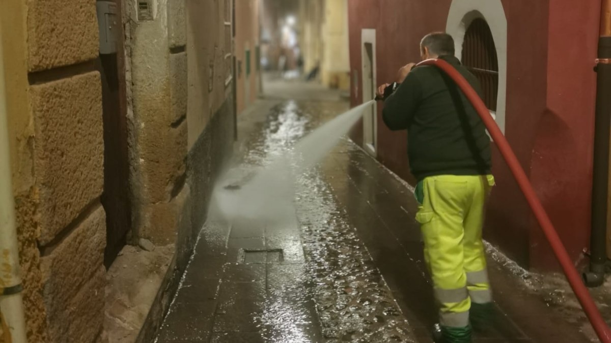 Crotone - Pulizia straordinaria nel centro storico: Akrea in azione dopo l’incontro con residenti e associazioni -