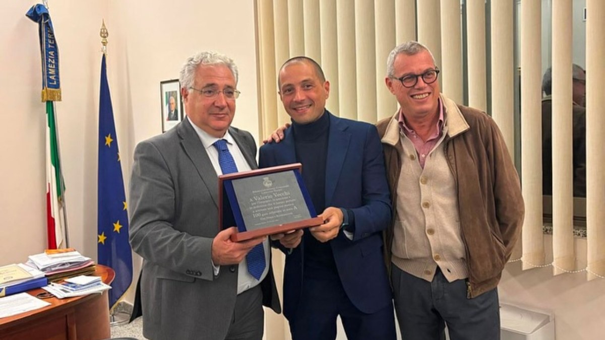 Valerio Vecchi festeggia le 100 presenze in Serie A: Lamezia Terme celebra il suo arbitro -