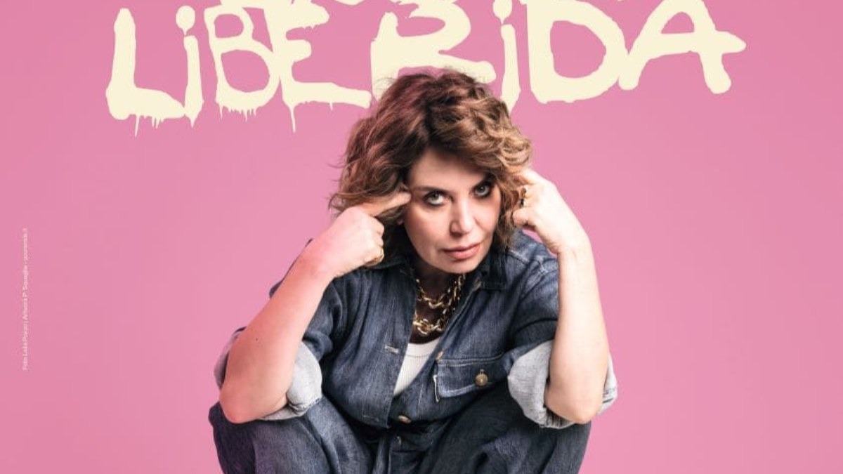 Sabina Guzzanti porta a Crotone il suo graffiante monologo sulla libertà -