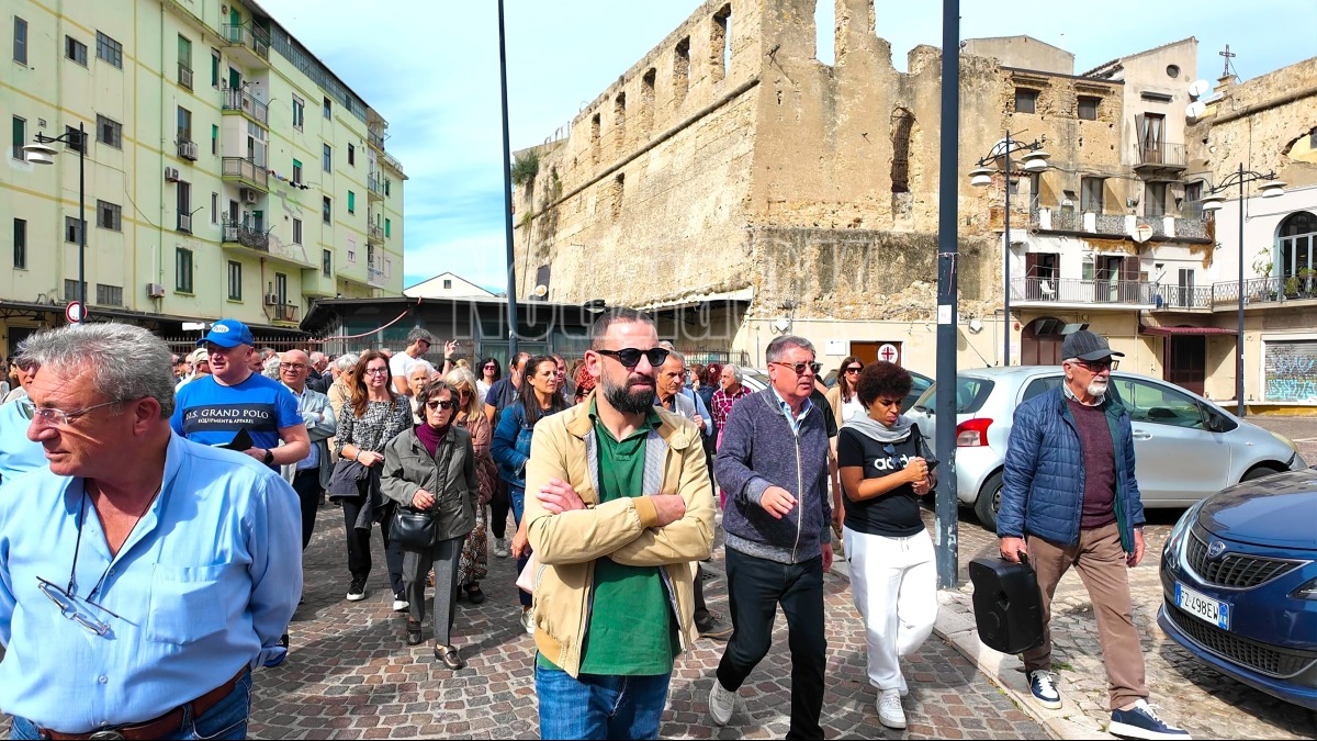 (VIDEO) Tra i vicoli che raccontano Crotone: il penultimo giro della Fondazione Santa Critelli verso la 50ª edizione -  