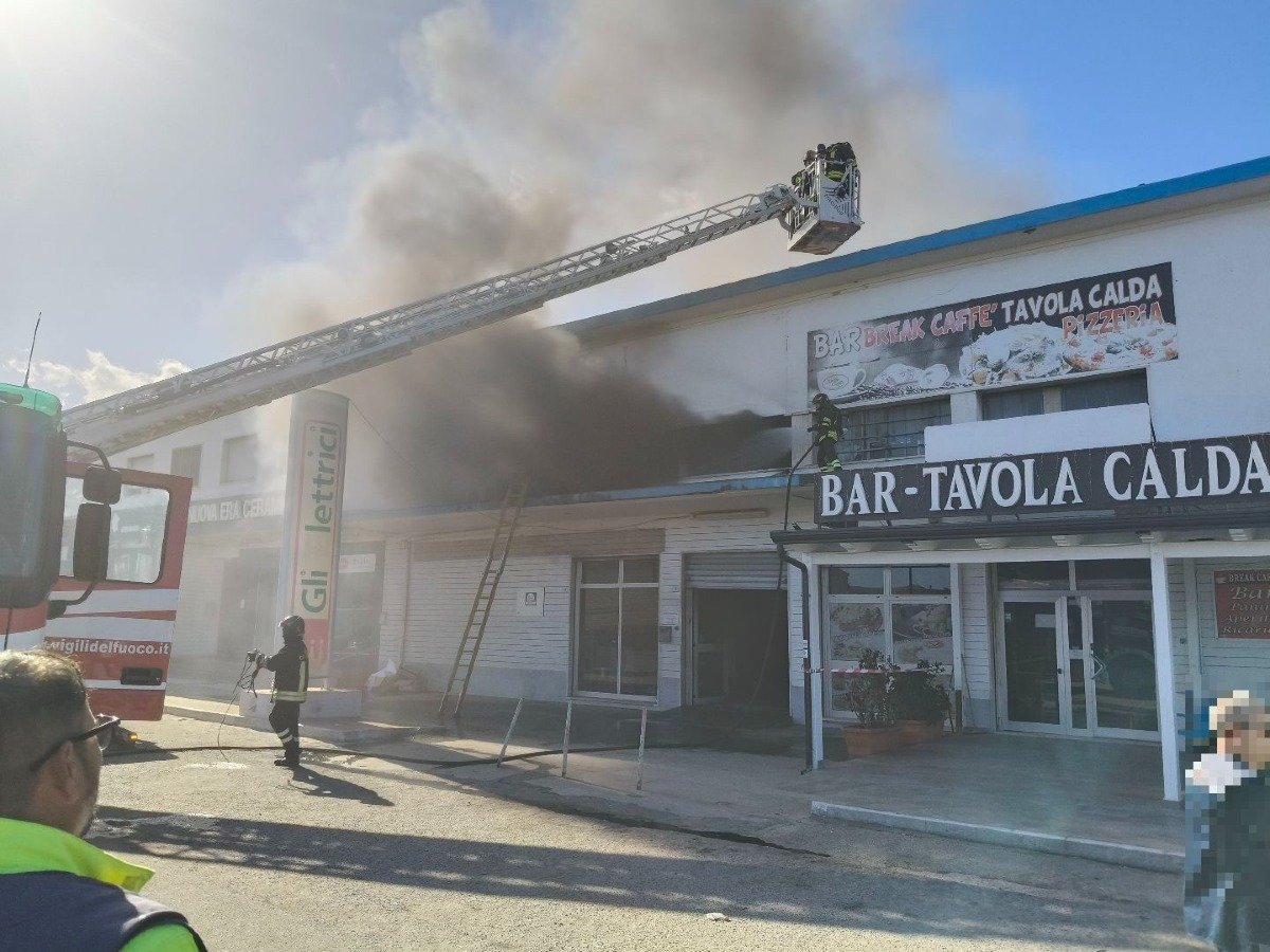 Paura a Crotone: incendio in un’attività commerciale sulla SS106 -