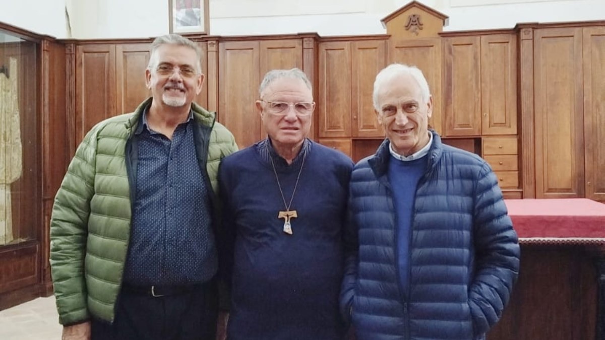 Folto gruppo di visitatori incantato dal Duomo di Cropani e dai suoi segreti -