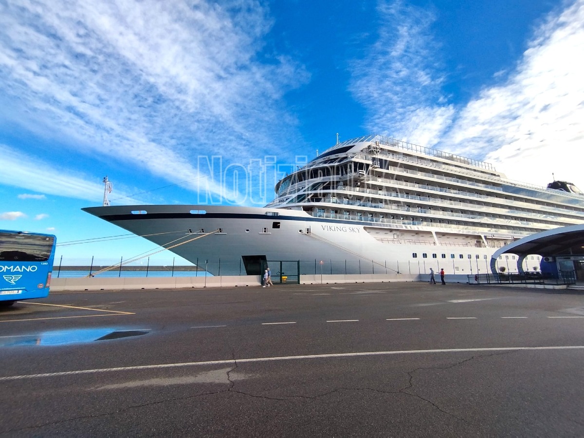 Viking Sky fa scalo a Crotone: turismo crocieristico in crescita e già proiettato al 2026 -