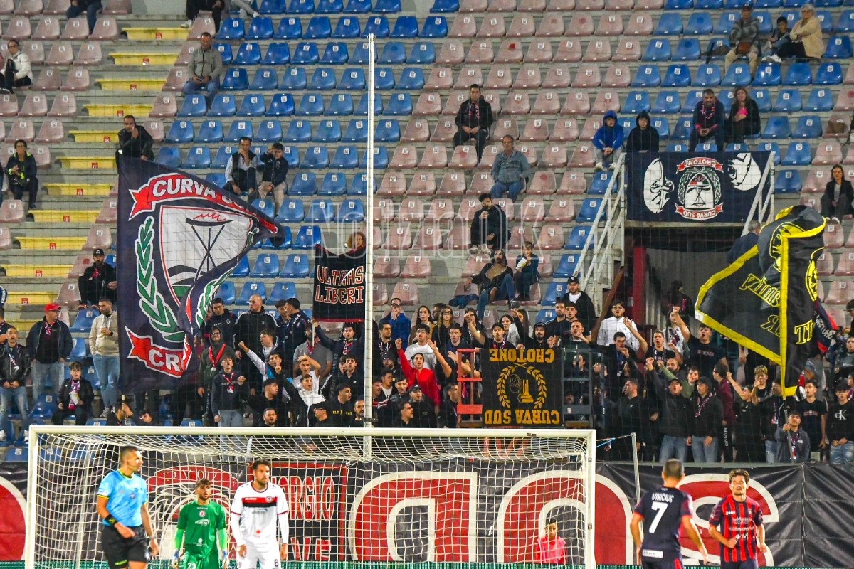 #CrotoneFoggia 1-0 | Gomez su rigore regala il passaggio del turno agli squali  -