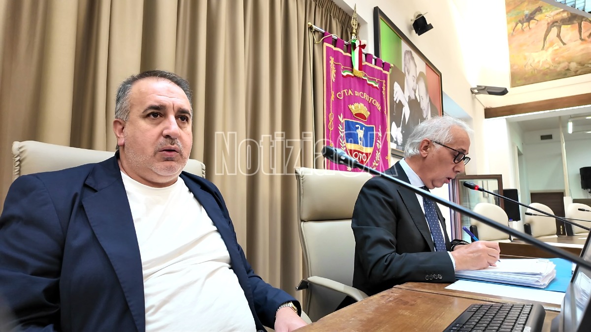 Il presidente del Consiglio Megna: “Episodio grave ma isolato, l’amministrazione va avanti” -