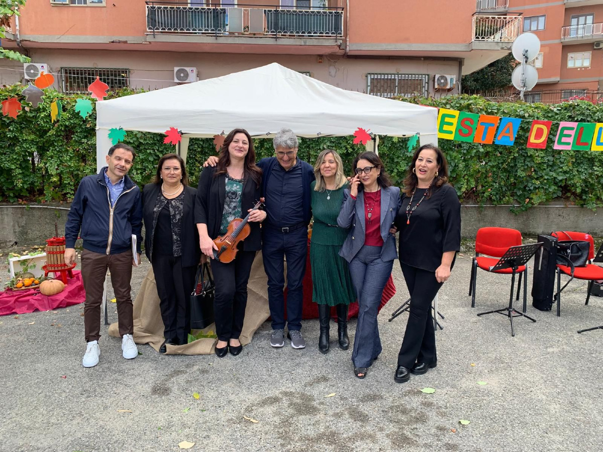 (Foto) Crotone - Un trionfo di colori e musica all’I. C. “Papanice Alfieri” -