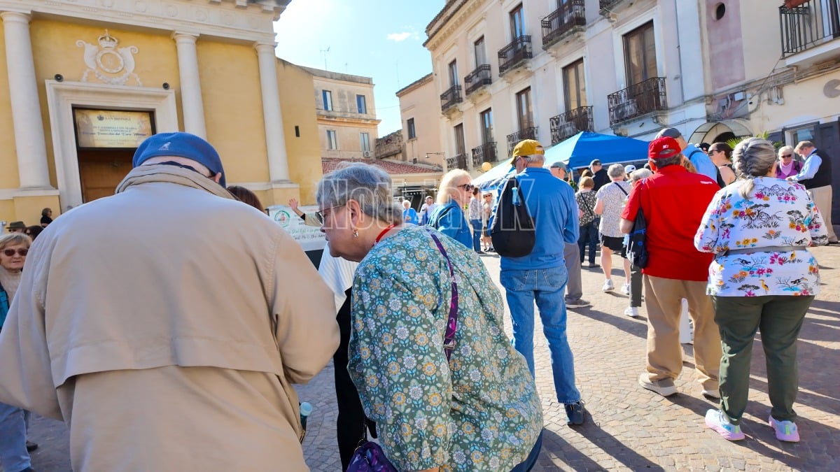 Mappa alle mani: i turisti americani invadono Crotone con la Viking Jupiter -