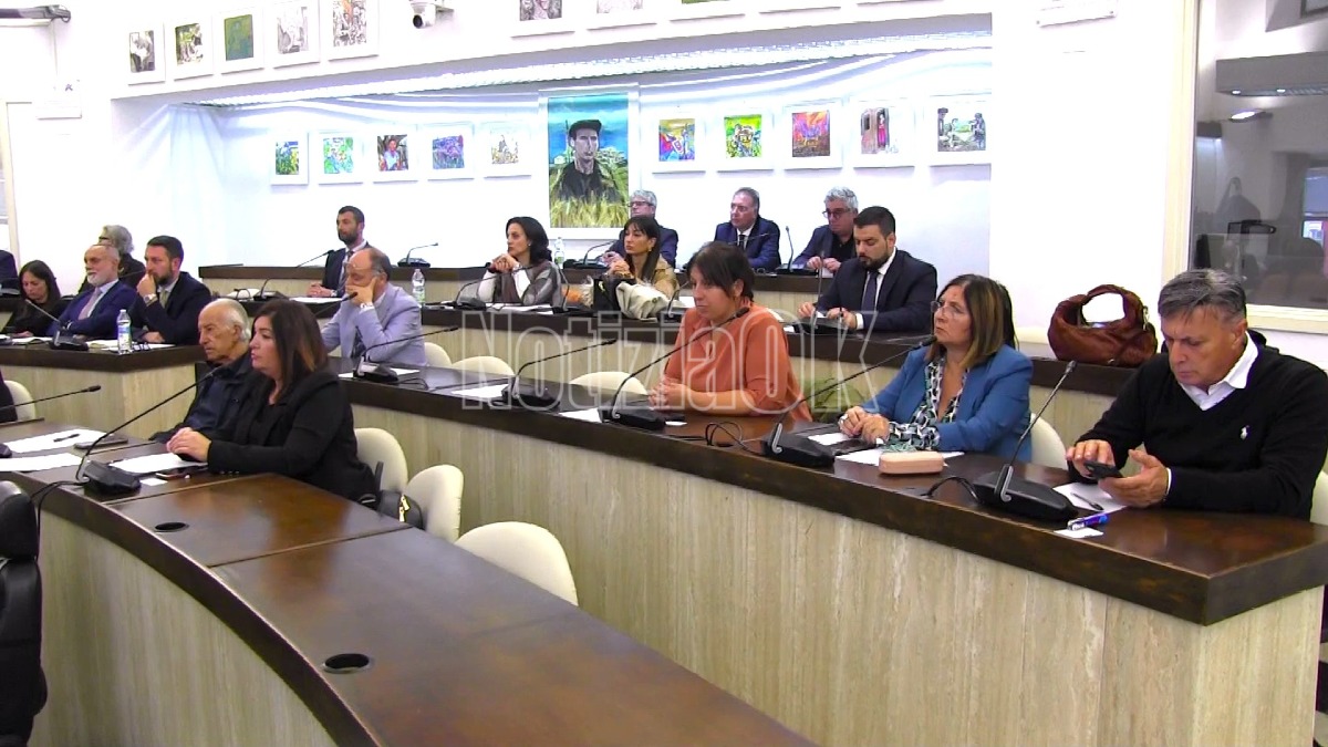 Crotone - Clima teso in Consiglio comunale, ancora incertezza sulle dimissioni del sindaco -