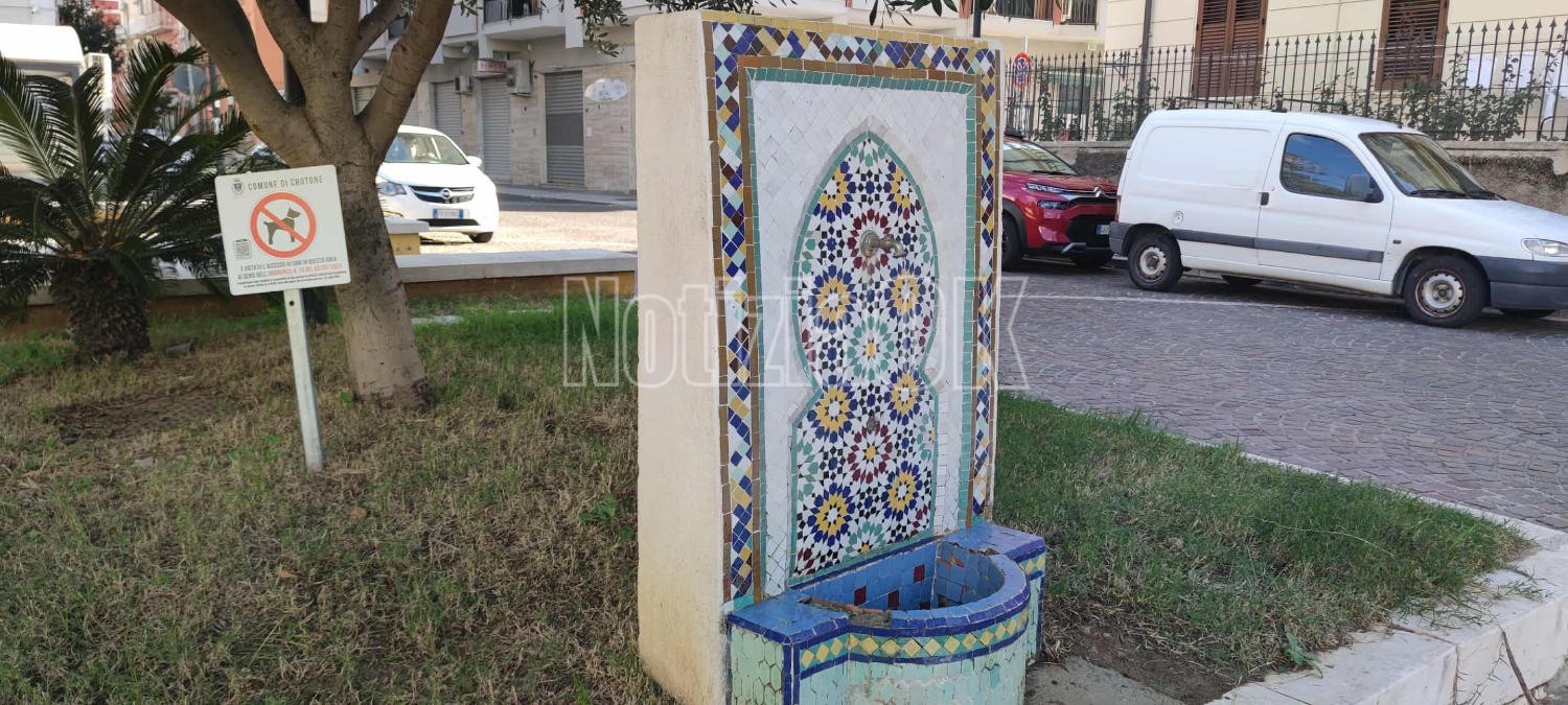 Nei Quartieri di Crotone - Acqua a scorrimento continuo dalla fontanella di Piazza Lea Garofalo -