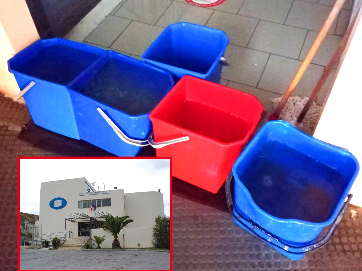 (Video) Crotone - Piove nel corridoio dell'istituto Nautico - 