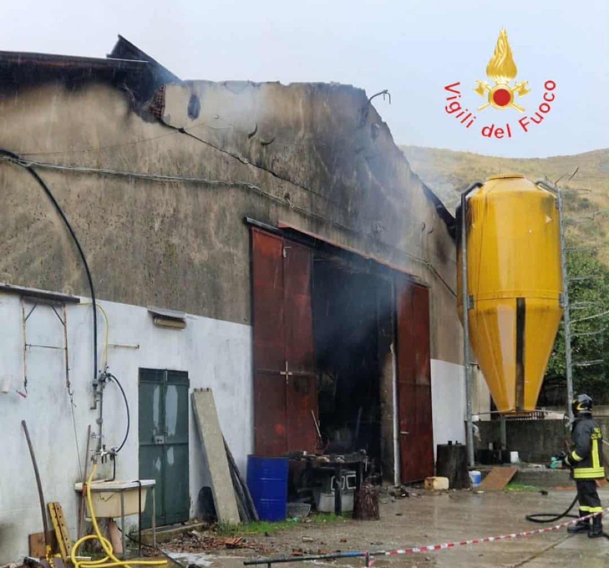 Magazzino agricolo in fiamme: due persone lievemente ustionate -