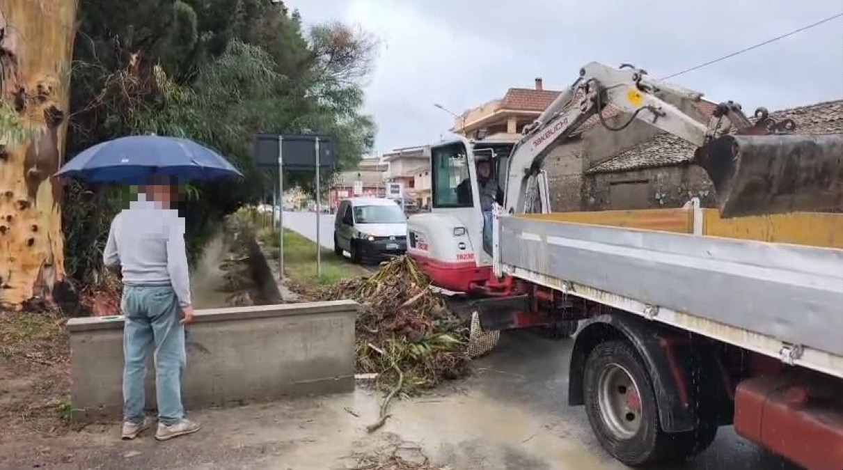 Botricello sotto la pioggia: maltempo causa disagi alle condotte fognarie -