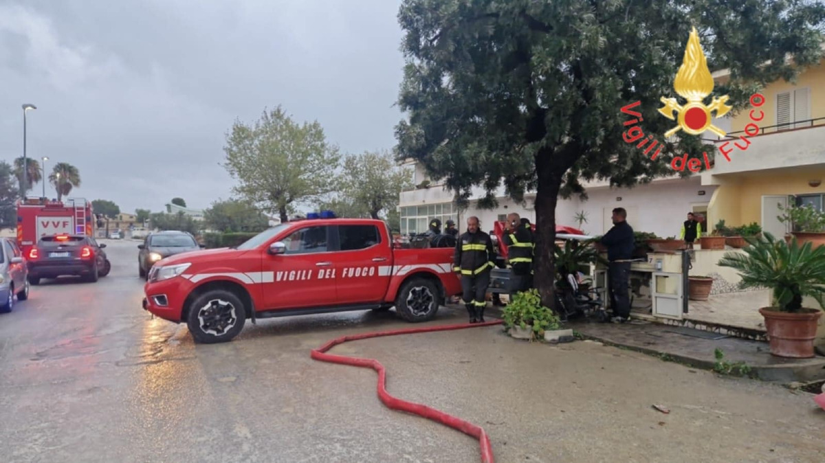 Maltempo in Calabria - A Crotone e Catanzaro decine gli interventi dei Vigili del Fuoco -