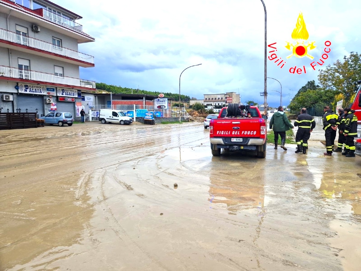 Cropani, straripa il fiume Umbro: rallentamenti e disagi sulla SS 106 per il maltempo -