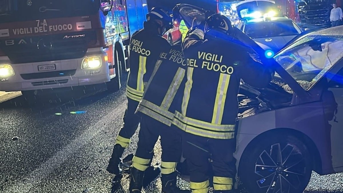 Incidente stradale, quattro auto coinvolte: intervento dei Vigili del Fuoco  -