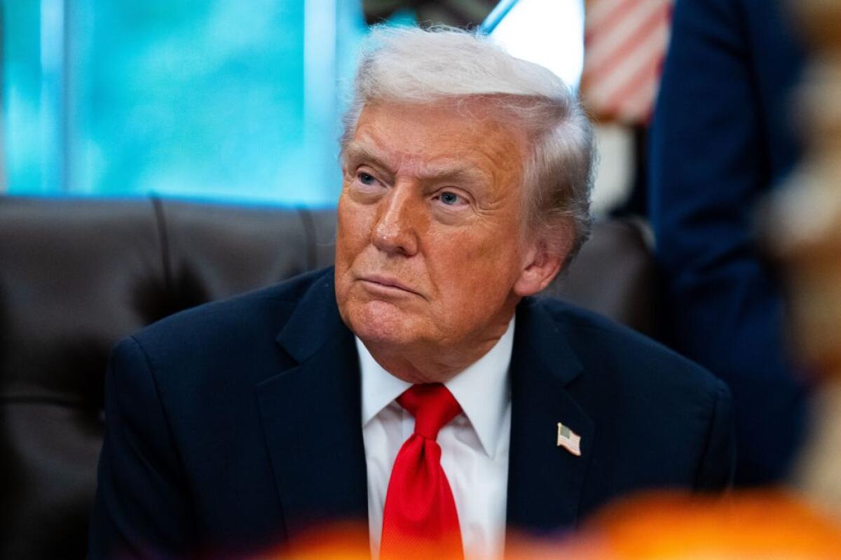 Trump “Putin dovrebbe far cessare la guerra, non testare missili” -