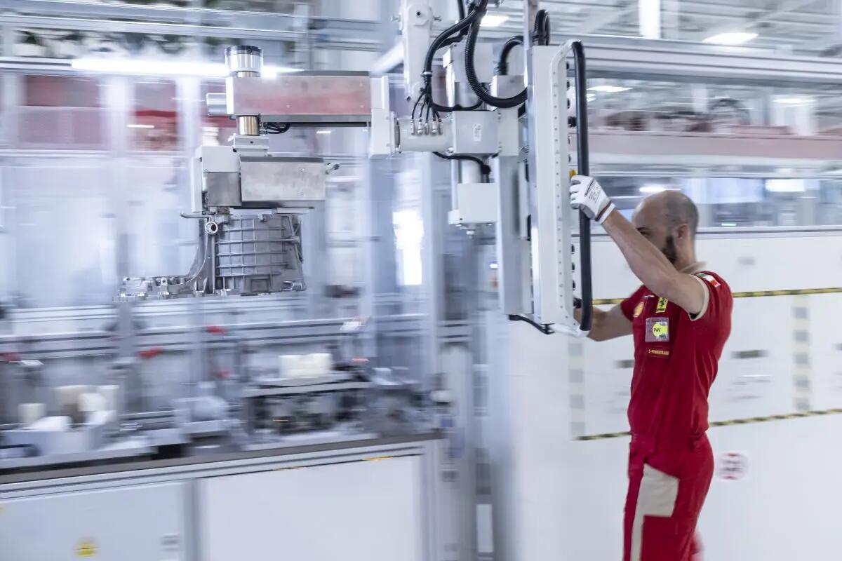 Ferrari Elettrica, arriverà nel 2026 -