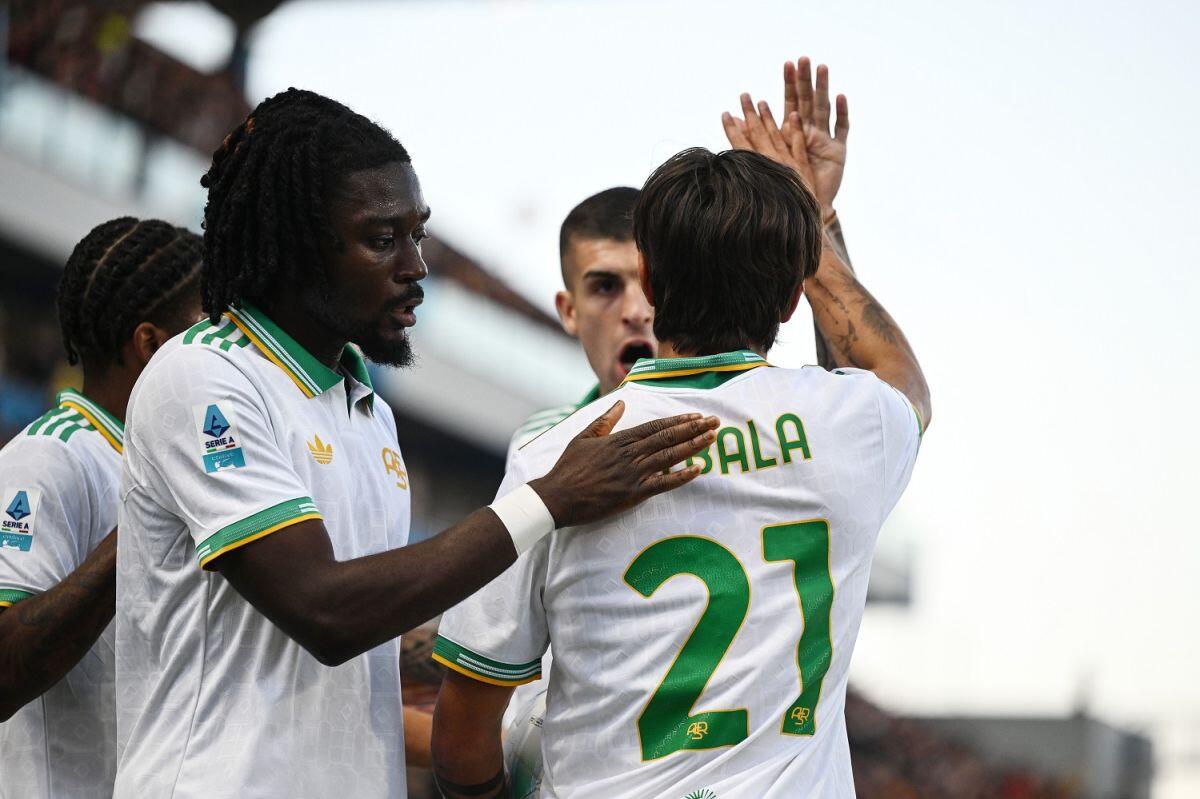 La Roma batte il Sassuolo 1-0 e aggancia il Napoli, Dybala decisivo -