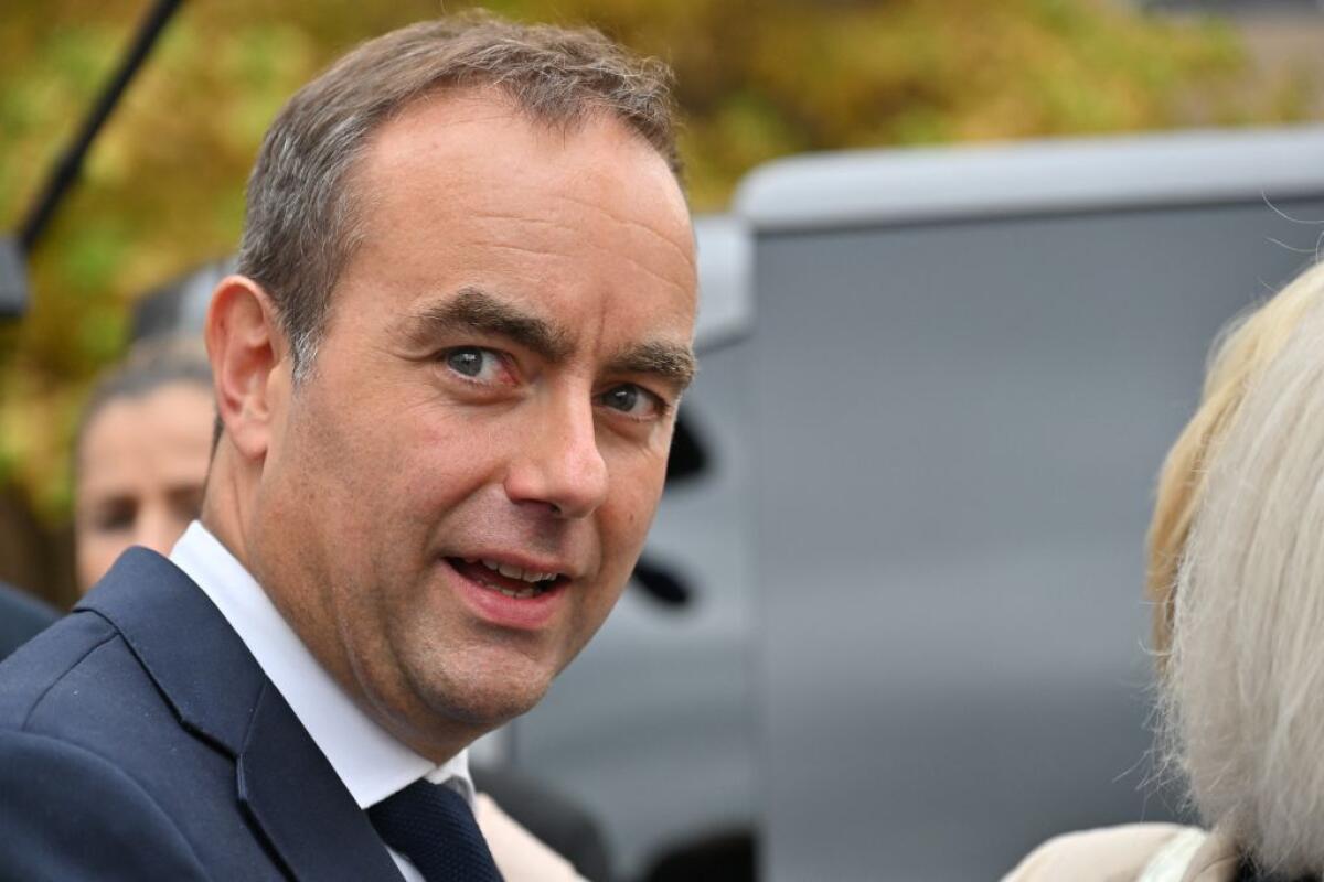 Francia, lascia il primo ministro Lecornu. Macron accetta le dimissioni - 