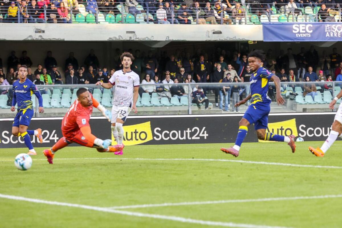 Verona avanti di due reti raggiunto dal Cagliari, finisce 2-2 -