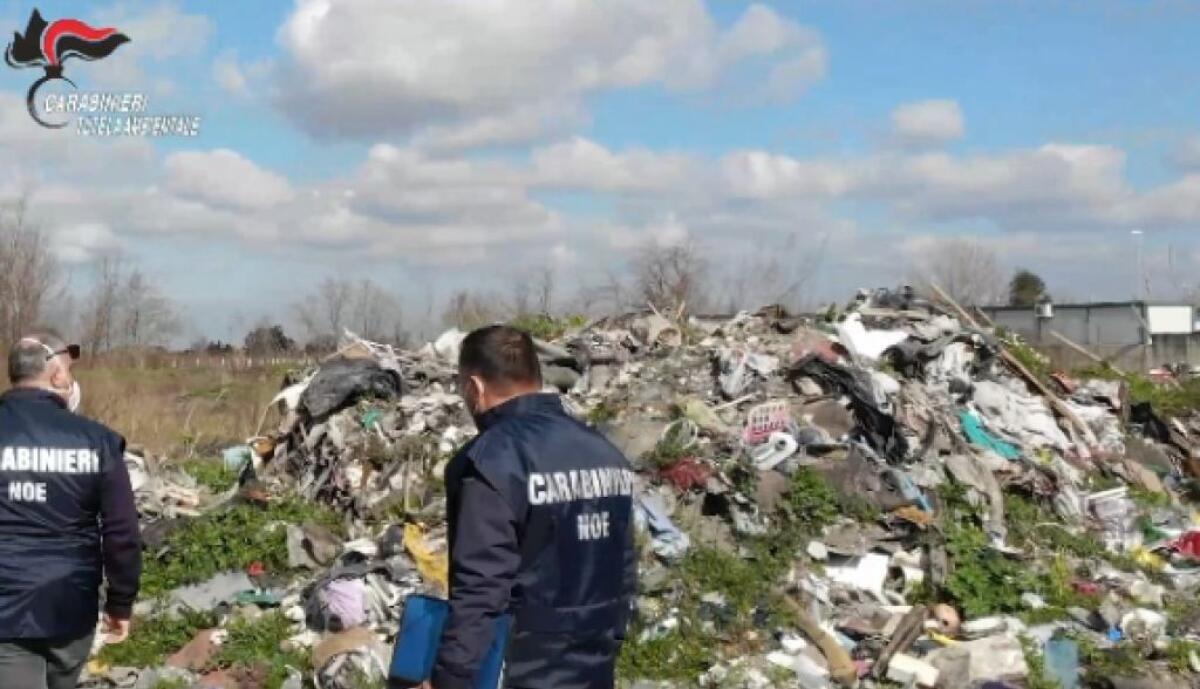 Rifiuti pericolosi, Carabinieri Noe sequestrano discarica abusiva di 1000 mq -