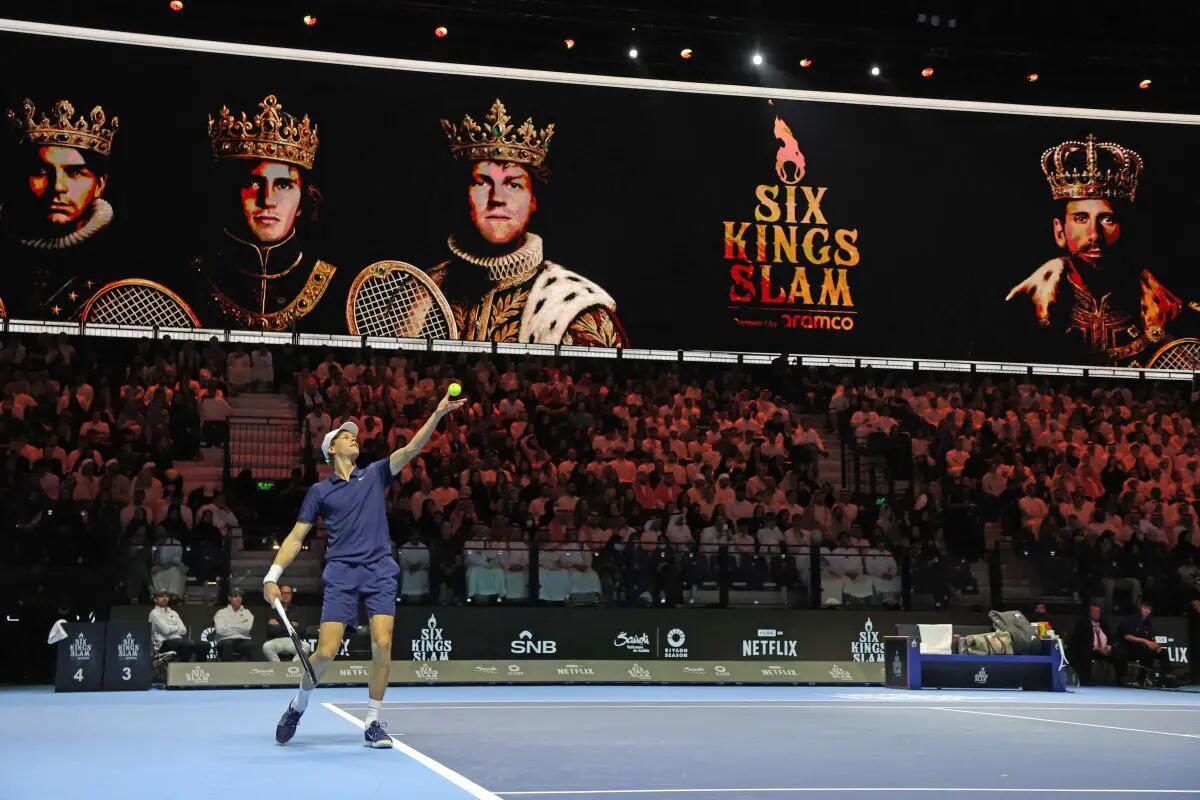 Sinner batte Alcaraz in finale e vince il “Six Kings Slam” -