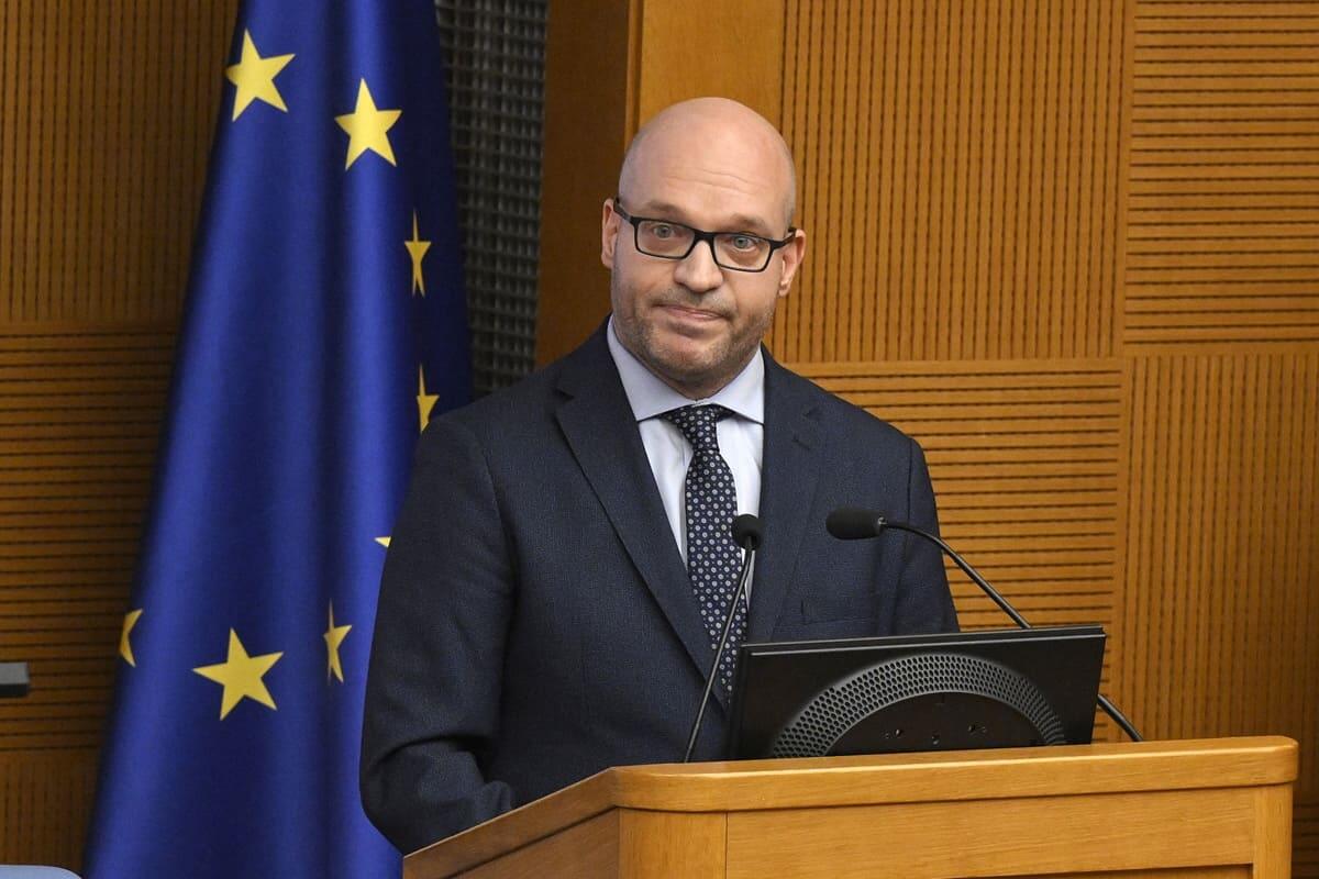 Fontana “L’Intelligenza Artificiale pone questioni che toccano il cuore della democrazia” / Video - 