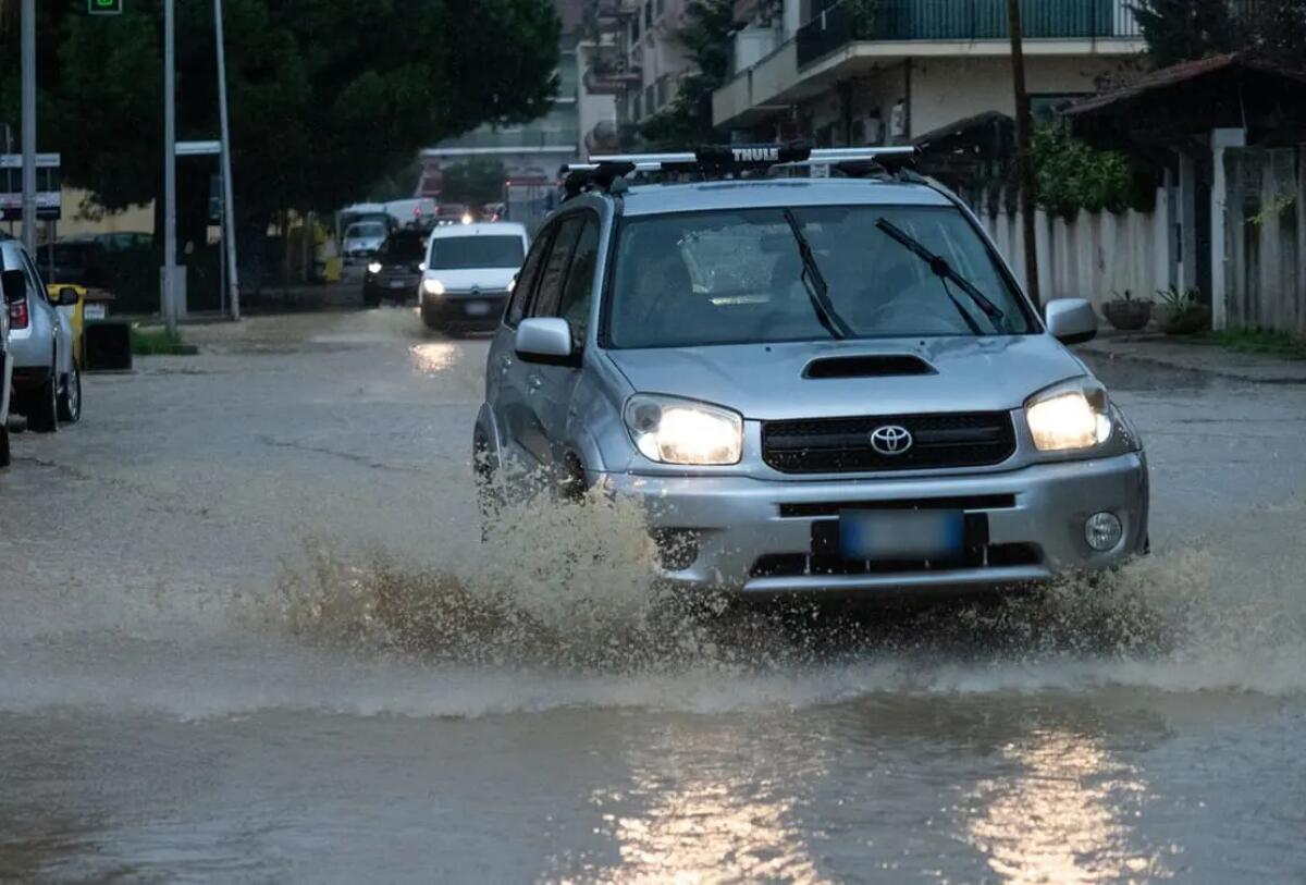 Maltempo, allerta arancione in Calabria: previsti temporali intensi sul versante ionico -
