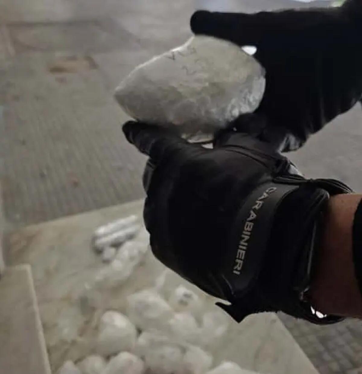 Smantellata a Caivano piazza di spaccio, sequestrato un 1,2 kg di coca - 