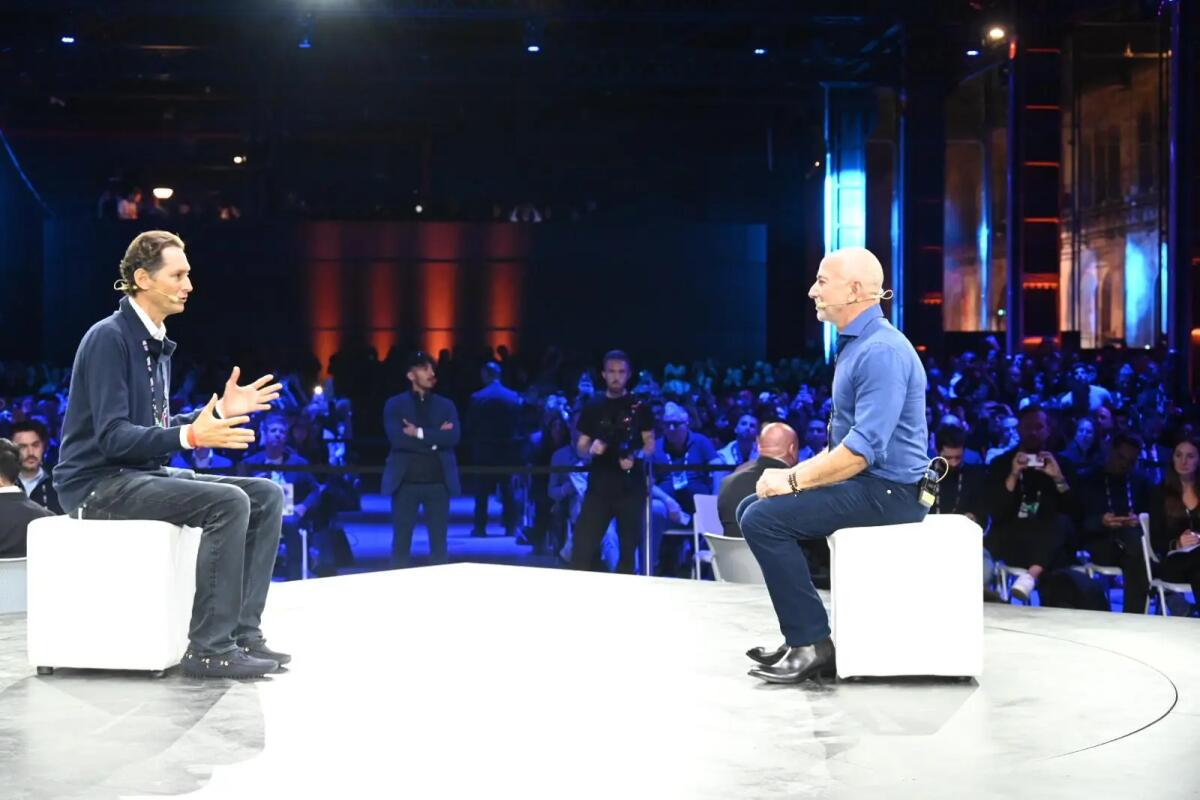 Dialogo tra Bezos ed Elkann all’Italian Tech Week di Torino “L’AI cambierà ogni settore”, “Destinata a diffondersi” - 