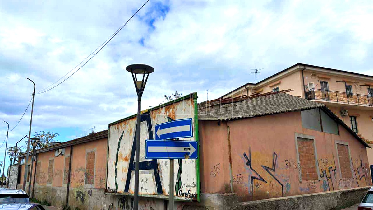 #LuoghiSospesi | (Foto) Crotone – Serve una nuova “funzione” per l’ex dopolavoro ferroviario - 