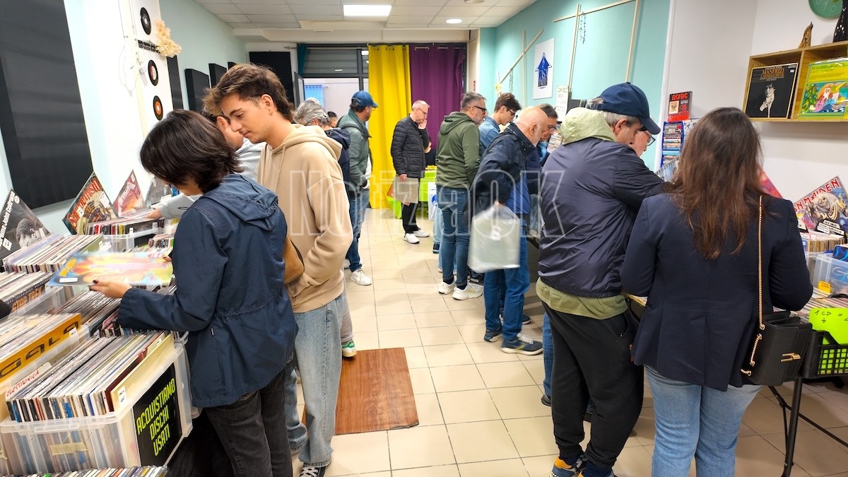 (VIDEO) Dischi, cd e musicassette: il ritorno del vintage conquista Crotone - 