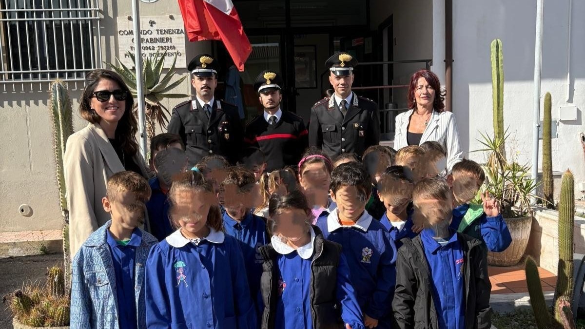 Isola Capo Rizzuto – I bambini della scuola “Karol Wojtila – G. Da Fiore” ospiti dei Carabinieri per il Progetto Legalità - 