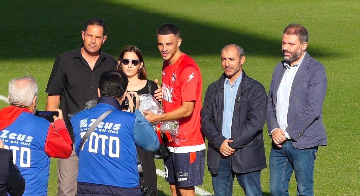 Un fiore per Giovanni: il Crotone omaggia il giovane tifoso scomparso - 