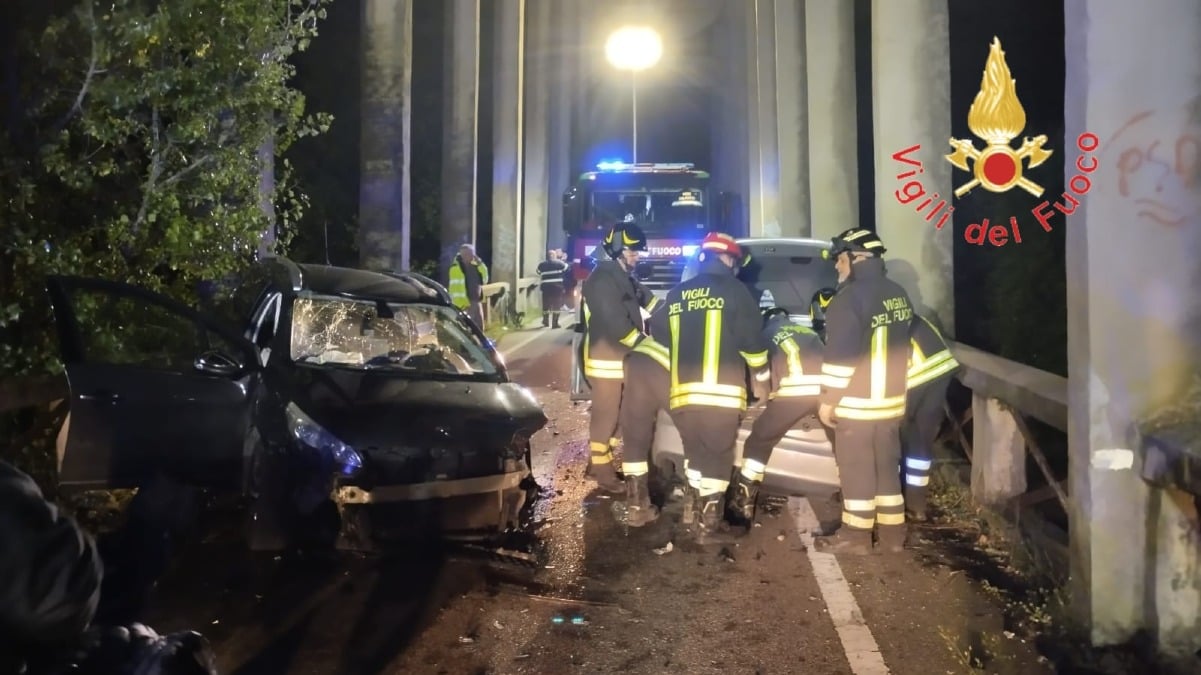 Incidente sulla SS106 a Copanello di Stalettì: due persone estratte dalle lamiere - 